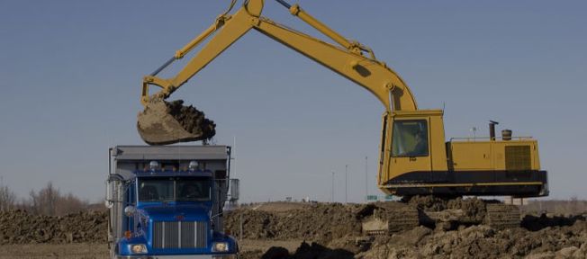 Arica Ingenieros excavadora y camión